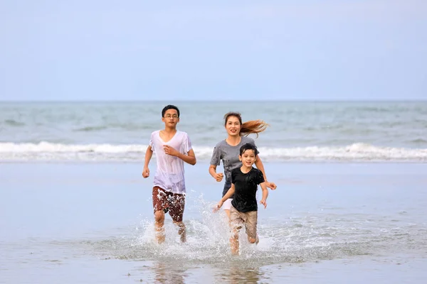 Asian family playing onbeach, mother and sons — Stock Photo, Image