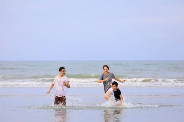 亚洲家庭玩 onbeach、 母亲和儿子 — 图库照片