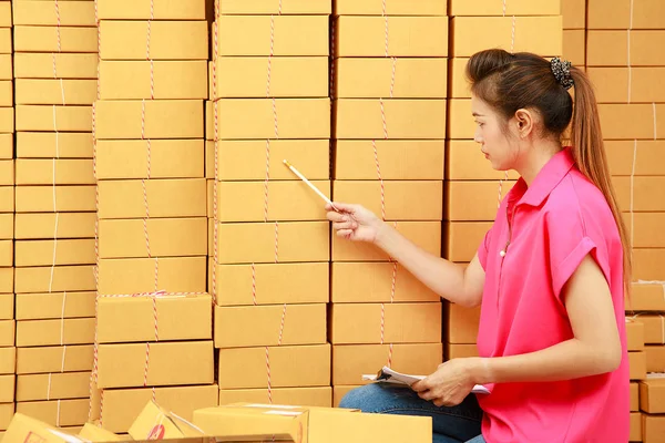 Mujer asiática contando cajas para compras online bussiness —  Fotos de Stock
