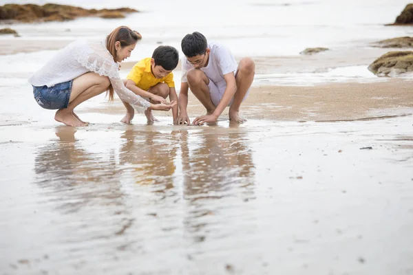 Three people Asian family, mother and sons, playing on tropical — Stock Photo, Image