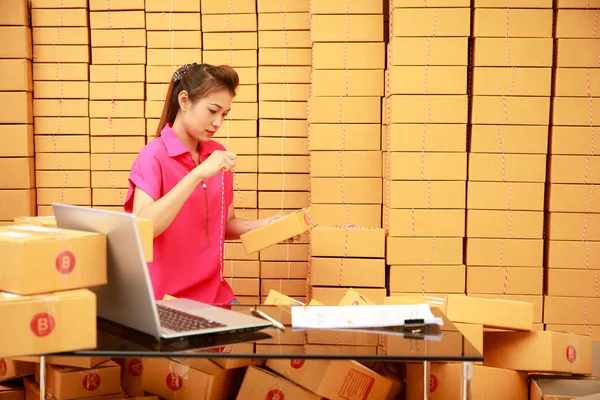 Mujer asiática envoltura cajas para compras en línea bussiness —  Fotos de Stock