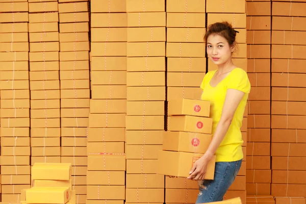 Eine Frau hält Boxen im Online-Shopping zu Hause. — Stockfoto