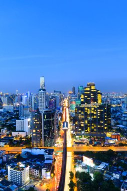 Bangkok sermaye city iş merkezi için yüksek binadan çekilen Tayland alacakaranlıkta, trafik sıkışıklığı