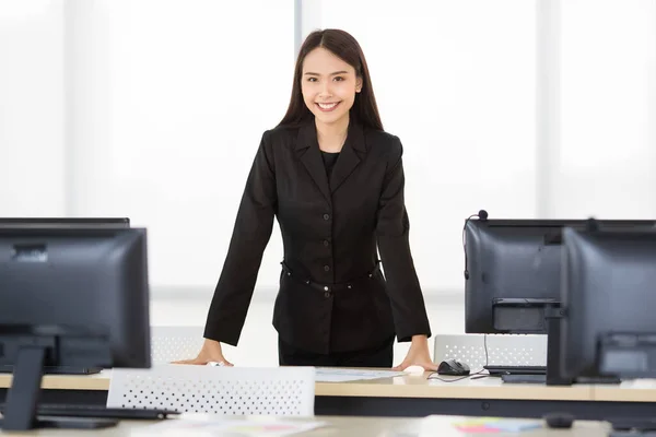 Amistosa Joven Mujer Negocios Asiática Traje Negro Formal Pie Oficina — Foto de Stock