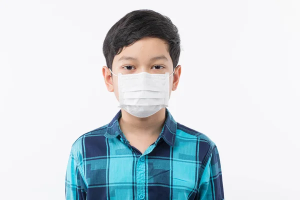 Jonge Kleine Asain Jongen Draagt Chirurgische Beschermende Masker Gezicht Witte — Stockfoto