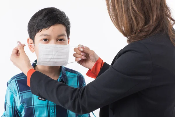 Mutter Trägt Chirurgische Schutzmaske Auf Dem Gesicht Ihres Sohnes Idee — Stockfoto