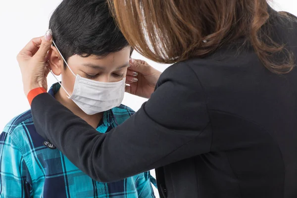 Anne Oğlunun Yüzüne Cerrahi Koruyucu Maske Takıyor Çocuk Çocuğu Risk — Stok fotoğraf