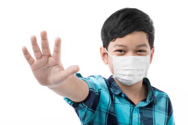 白い背景に外科衛生保護マスクを身に着けている若いかわいいアジアの少年は拒否の兆候で手を上げ 停止し カメラにはありません 健康と安全のためのケアのアイデア — ストック写真