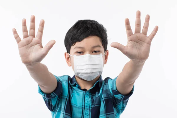 Youn Niedlichen Kleinen Asiatischen Jungen Mit Chirurgischen Hygiene Schutzmaske Auf — Stockfoto