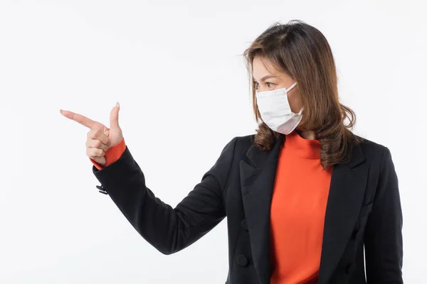 黒のスーツのビジネスマンはどこかに空白の顔をポイント指に外科的保護衛生マスクを身に着けている ウイルス感染からの健康を防止し 病気についての情報を伝えるアイデア — ストック写真