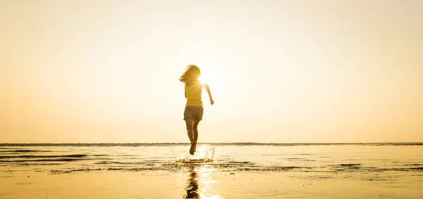 Donna Che Corre Dalla Spiaggia All Acqua Mare Con Felicità — Foto Stock