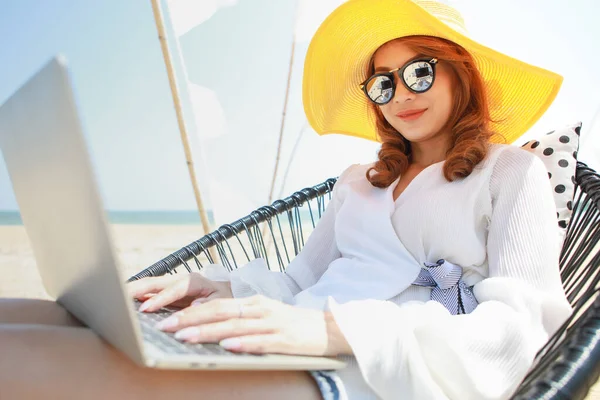 Красива Жінка Жовтому Капелюсі Сидить Стільці Використовує Ноутбук Біля Пляжу — стокове фото