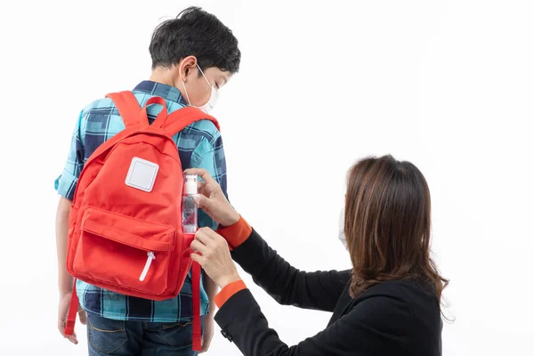 Mãe Asiática Terno Negócios Preto Dando Colocando Pequeno Bolso Lavar — Fotografia de Stock