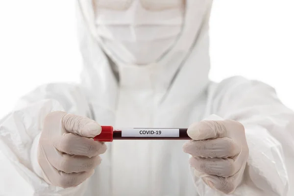 手にCovid 19試験管サンプルを保持した研究室のコート布を滅菌する科学者 ウイルスの名前に焦点を当てます 医療関係者のための概念コロナウイルスに勝つための研究 — ストック写真