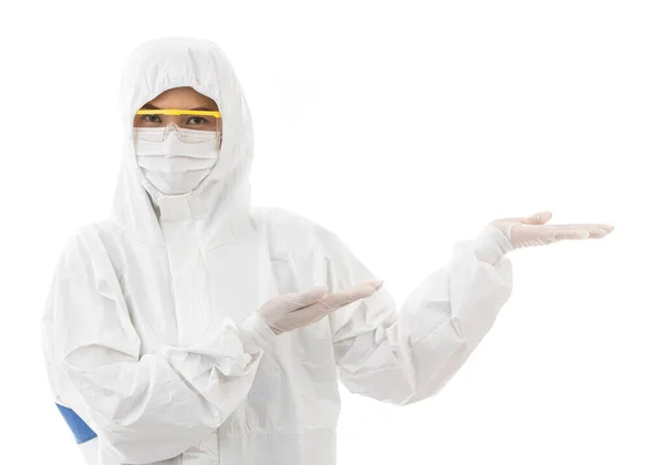 ラボのコートや安全眼鏡を滅菌し カメラを見ている女性は 白い背景に隔離され 空間をコピーするために指を指す 医療従事者の安全のためのアイデアは 研究室で働く — ストック写真
