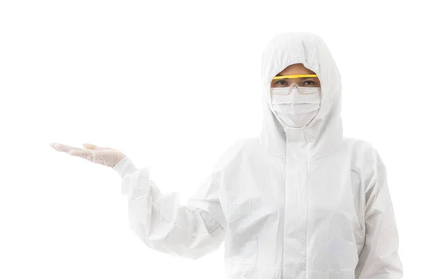 ラボのコートや安全眼鏡を滅菌し カメラを見ている女性は 白い背景に隔離され 空間をコピーするために指を指す 医療従事者の安全のためのアイデアは 研究室で働く — ストック写真