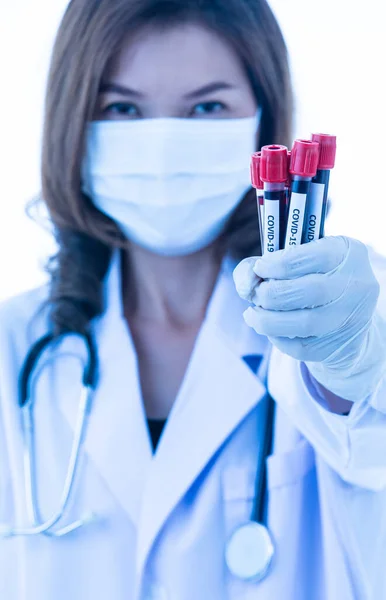 Doktor Önlüklü Steteskoplu Laboratuvar Önlüklü Bir Kadın Elinde Covid Test — Stok fotoğraf