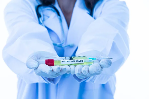 Menschen Arztkittel Oder Laborkittel Mit Stethoskop Reagenzglas Des Covid Impfstoffs — Stockfoto