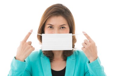 Beyaz arka planda izole edilmiş günlük iş elbisesi içinde şık ve güzel bir kadın nasıl tıbbi hijyen koruyucu maske takılacağı konusunda doğru adımları gösteriyor ve gösteriyor..