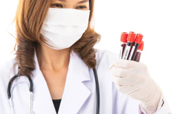 Mulher Vestido Médico Jaleco Com Estetoscópio Segurando Conjunto Tubos Ensaio — Fotografia de Stock