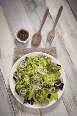 Sebze ve çıtır ekmek salatasını hazır et, iyi bir sağlık ve diyet için vegan yeşili yemek. Günlük yaşam için ev yapımı diyet menüsü. Üst görünüm açısı.