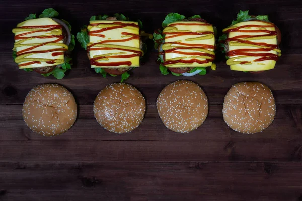 Yapımı Dört Parça Lezzetli Peynirli Hamburger Üzerine Domates Sosu Mayonez — Stok fotoğraf