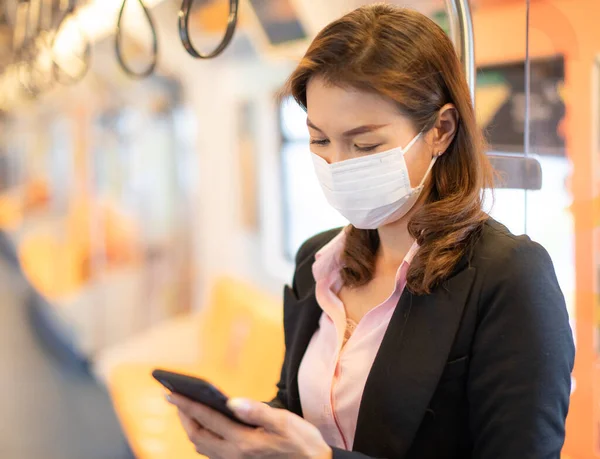 Bueatiful Dospělý Asijský Businesswoman Cestující Sobě Lékařské Hygieny Chránit Masku — Stock fotografie