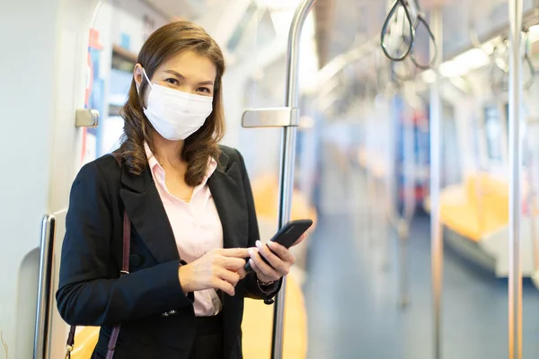 Bueatiful Dospělý Asijský Businesswoman Cestující Dojíždějící Sobě Lékařské Hygieny Chránit — Stock fotografie