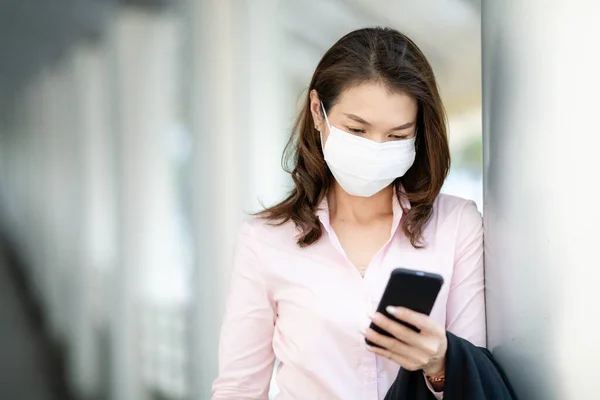 아름다운 사무직 의료용 마스크를 시에서 있습니다 스마트폰을 위기에 관리에 스톡 사진