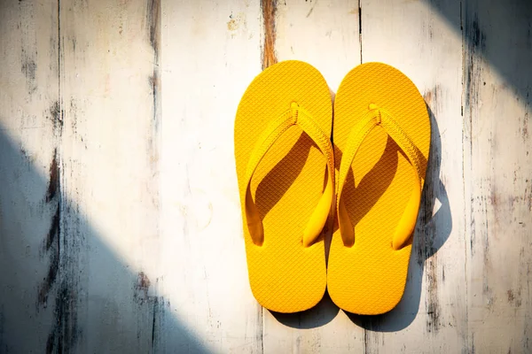 Par Chinelos Borracha Amarela Coloridos Uso Popular Uma Praia Areia — Fotografia de Stock