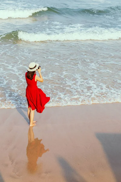 Mujer Fotógrafa Vestida Rojo Pie Empapada Agua Playa Tomando Fotos — Foto de Stock