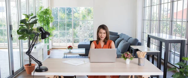 Schöne Asiatische Geschäftsfrau Mittleren Alters Sitzt Schreibtisch Und Benutzt Laptop — Stockfoto