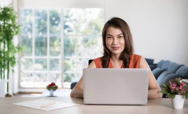 Bonita Mulher Negócios Asiática Meia Idade Sentada Mesa Usando Laptop — Fotografia de Stock