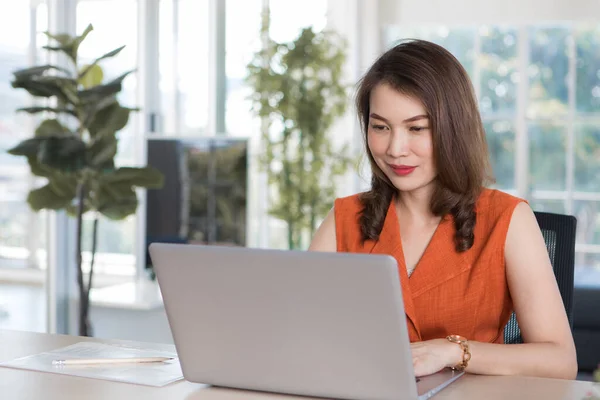 Schöne Asiatische Geschäftsfrau Mittleren Alters Sitzt Schreibtisch Und Benutzt Laptop Stockbild