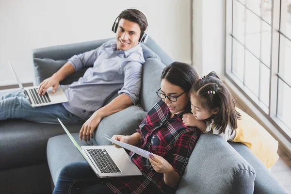 Mãe Asiática Usando Computador Portátil Para Trabalhar Sofá Sala Estar — Fotografia de Stock