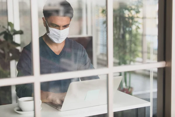 Giovane Affascinante Uomo Affari Caucasico Che Indossa Maschera Protettiva Igiene — Foto Stock