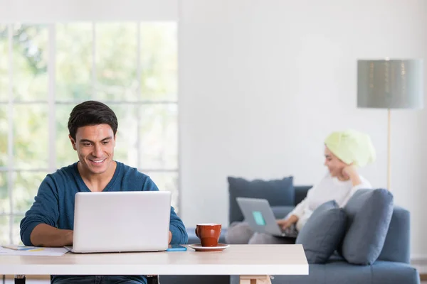 Hombre Negocios Caucásico Usando Computadora Portátil Que Trabaja Escritorio Sala — Foto de Stock