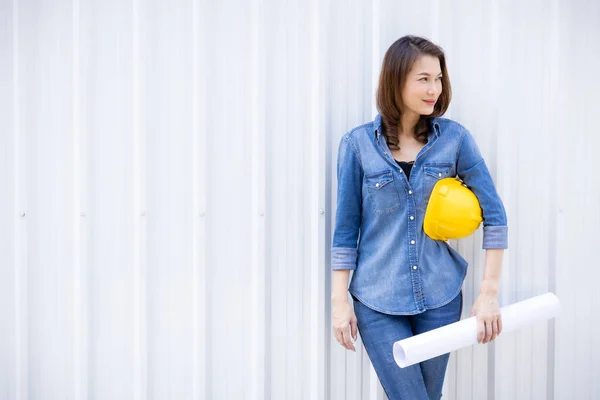 Mulher Asiática Bonita Vestido Jeans Vestindo Chapéu Segurança Amarelo Segurando — Fotografia de Stock