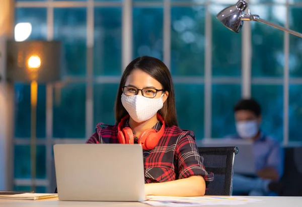 Bella Donna Asiatica Che Indossa Igiene Medica Proteggere Maschera Facendo — Foto Stock