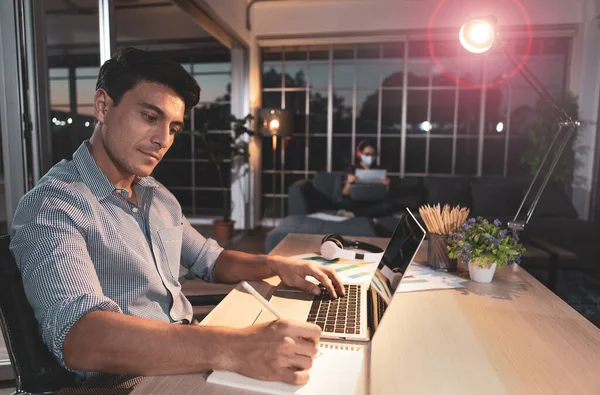 Kaukasischer Geschäftsmann Sitzt Glücklich Auf Dem Schreibtisch Wohnzimmer Unter Einer — Stockfoto