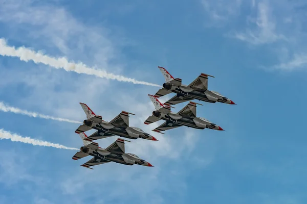 New Windsor, NY-3 september 2016: USAF Thunderbirds voeren een — Stockfoto