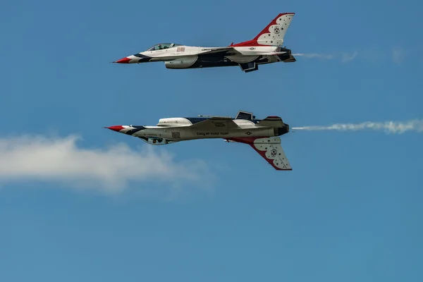 New Windsor, NY-3 september 2016: USAF Thunderbirds voeren een — Stockfoto
