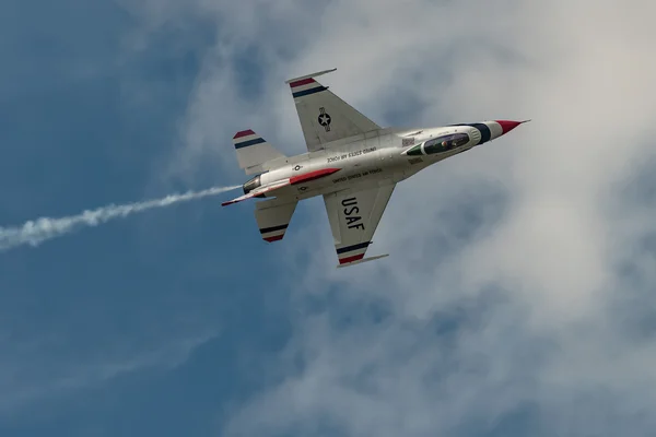 New Windsor, NY-3 september 2016: USAF Thunderbirds voeren een — Stockfoto