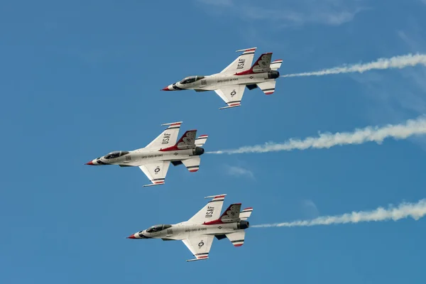 New Windsor, NY-3 september 2016: USAF Thunderbirds voeren een — Stockfoto