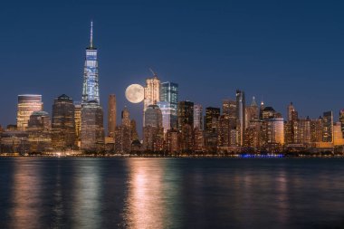 Yerberi dolunay üzerinde alt Manhattan yeni Yo gökdelenler