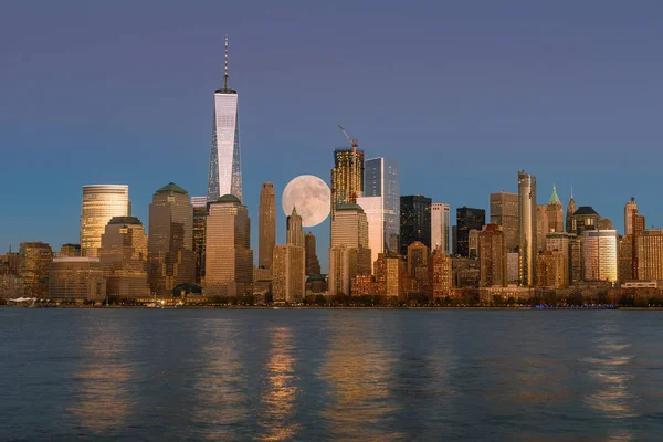 Перигей повного місяця над хмарочосів нижній Манхеттен — стокове фото