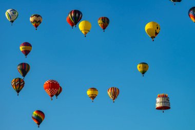 renkli sıcak hava balonları mavi gökyüzü