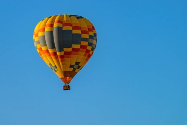 renkli sıcak hava balonları mavi gökyüzü