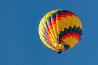 renkli sıcak hava balonları mavi gökyüzü