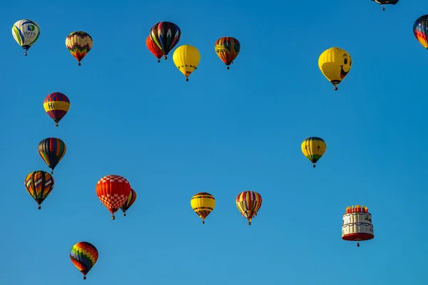 Balões de ar quente coloridos contra o céu azul — Fotografia de Stock